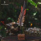 escultura de pena entalhada na madeira decoracao casa boho artesintonia artesanatos brasileiros minas gerais curral laranja