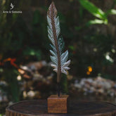 escultura de pena entalhada na madeira decoracao casa boho artesintonia artesanatos brasileiros minas gerais curral pastel