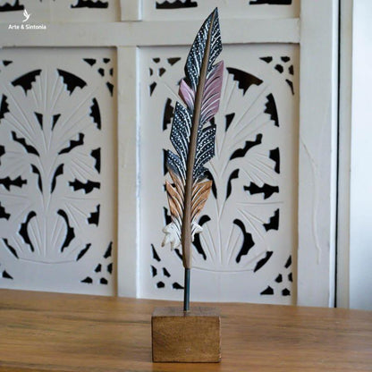 escultura de pena entalhada na madeira decoracao casa boho artesintonia artesanatos brasileiros minas gerais curral 12