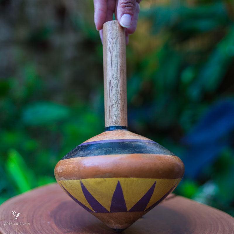 Pião em madeira colorido com cordel
