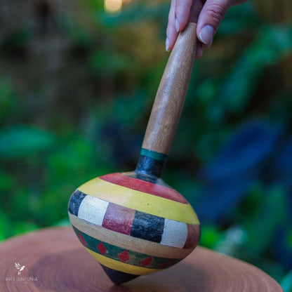 Pião em madeira colorido com cordel