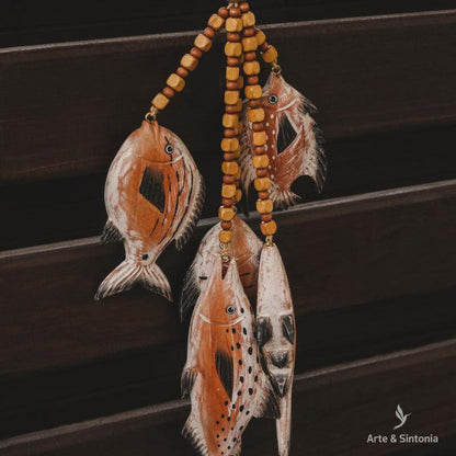 wall-decorative-decorative-necklace-colar-contas-madeira-peixes-coloridos-curral-cor-arte-mineira