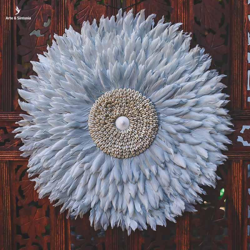 chapeu artesanal juju hat decorativo artesanatos bali penas cinzas grey feathers indonesia conchas decoracoes artesintonia 6