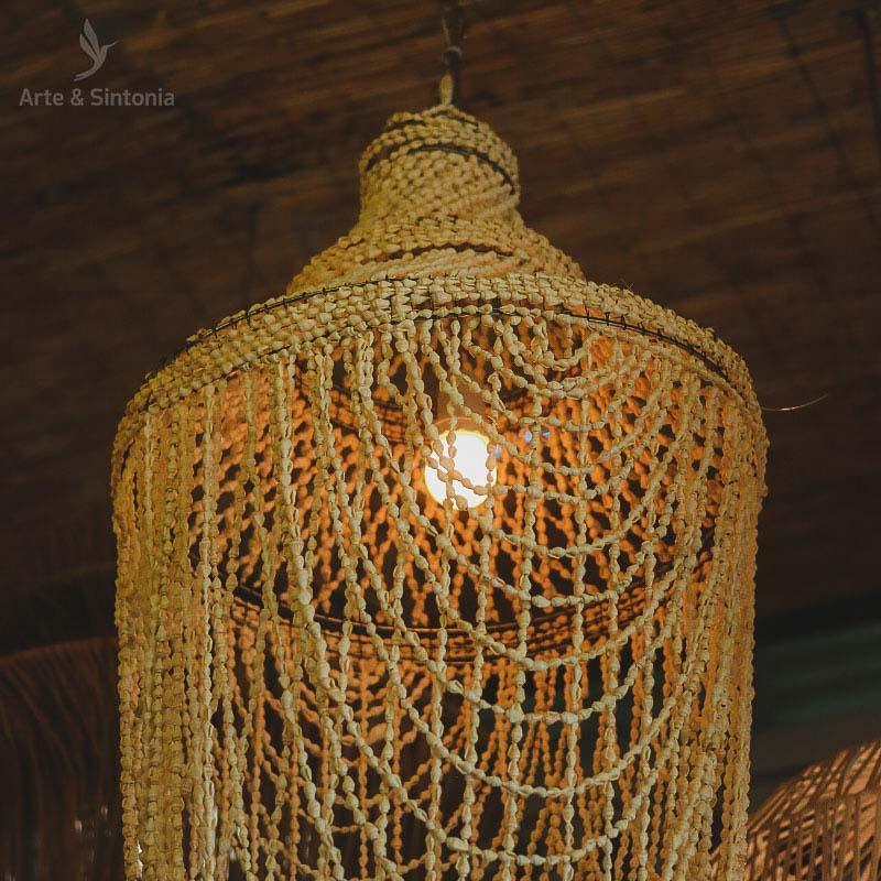 Luminária de teto em cascata de conchas para decoração de interiores sofisticada e praiana.