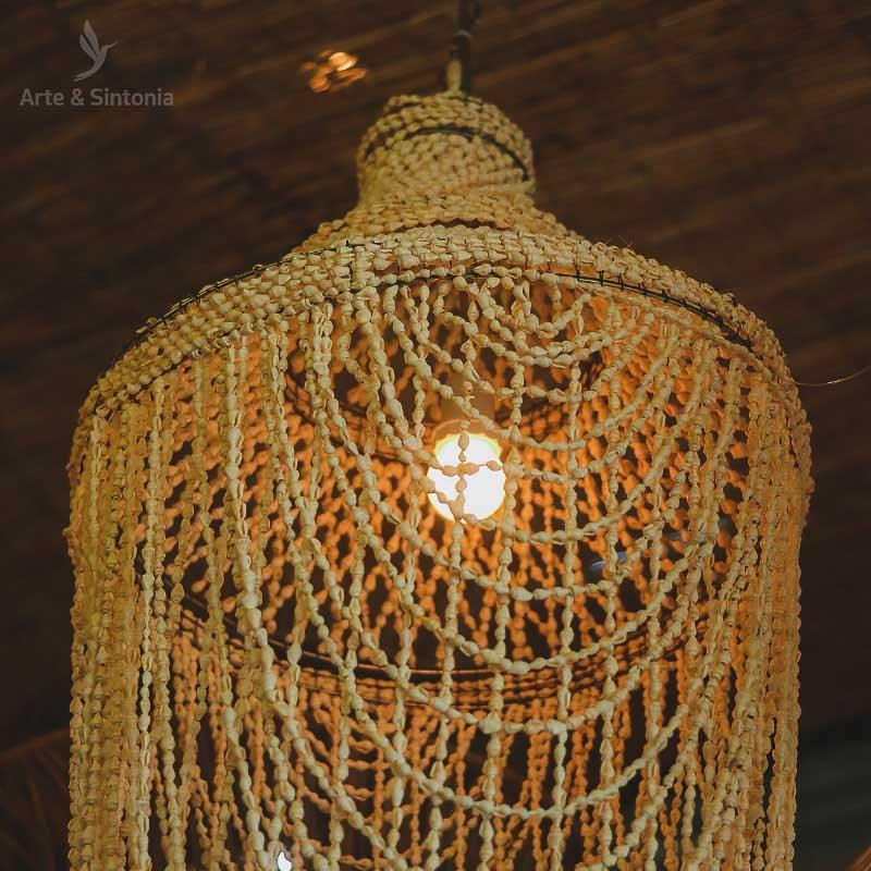 Lustre grande de conchas da Arte e Sintonia para sala de jantar com pé-direito alto.