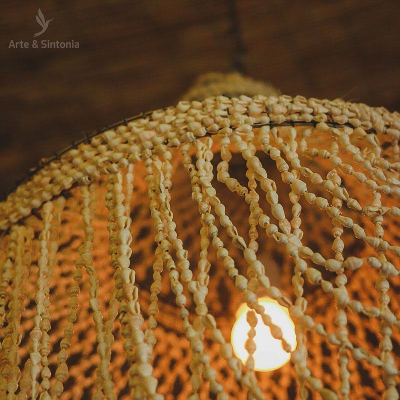 Objeto de iluminação indonésio feito à mão com elementos orgânicos e design tropical.