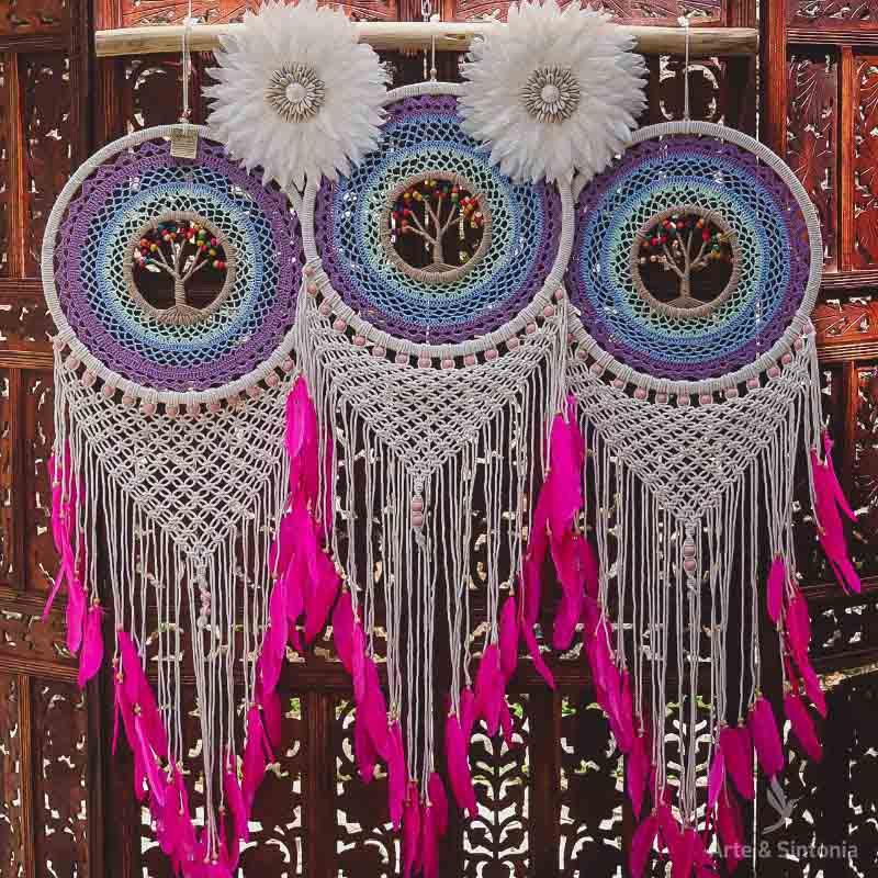 filtro dos sonhos triplo dream catcher penas macrame decorativo decoracao home decor artesanal artesanato bali balines indonesia cores colors purple white pink blue artesintonia 1 