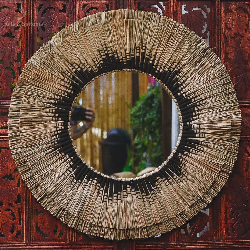 boho-round-natural-fiber-mirror-wall-art-bali-espelho-redondo-moldura-rustica-mandala-parede-palha-natural-desfiada-1espelho-fibras-naturais-boho-fibra-natural-artesintonia-decoracoes-artesintonia-bali-indonesia-redondo-80cm-1