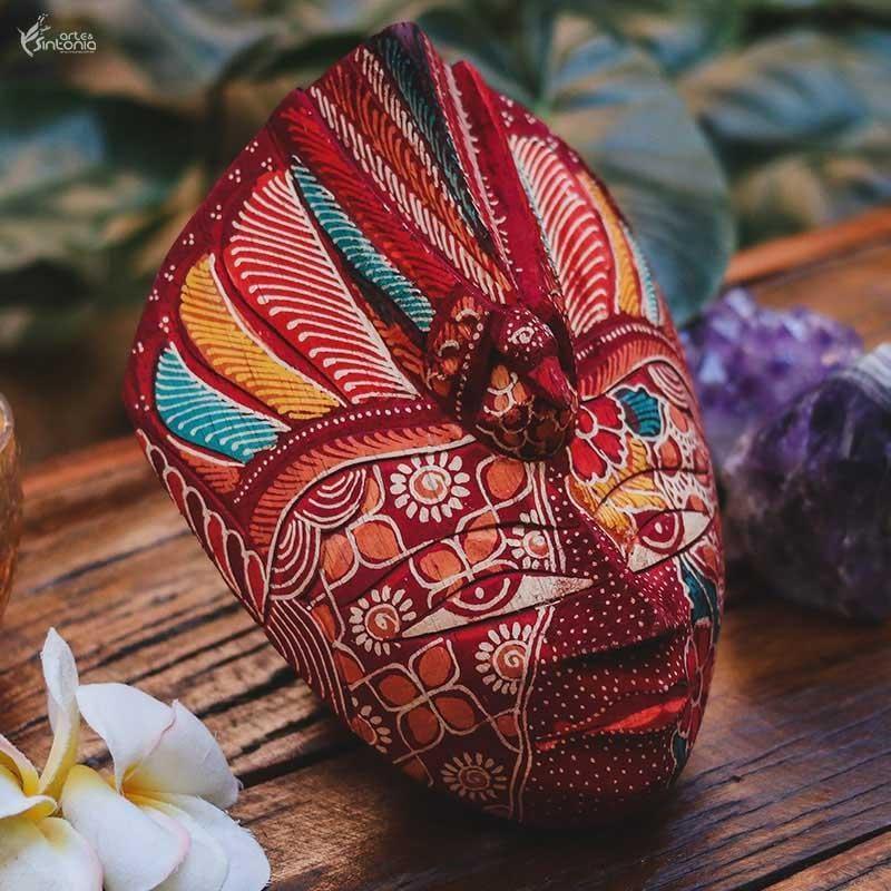 Escultura de parede balinesa com grafismos detalhados e cores diversificadas, uma peça de arte mística exclusiva feita à mão.
