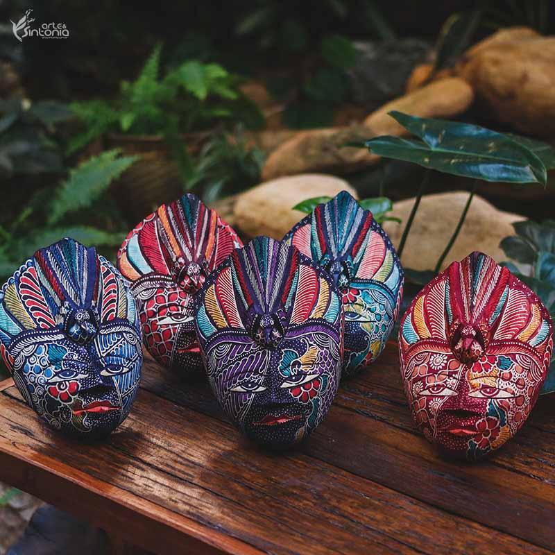 Máscara de madeira de 15cm com padrões de Batik variados, apresentando uma mistura vibrante de cores para decoração de interiores.