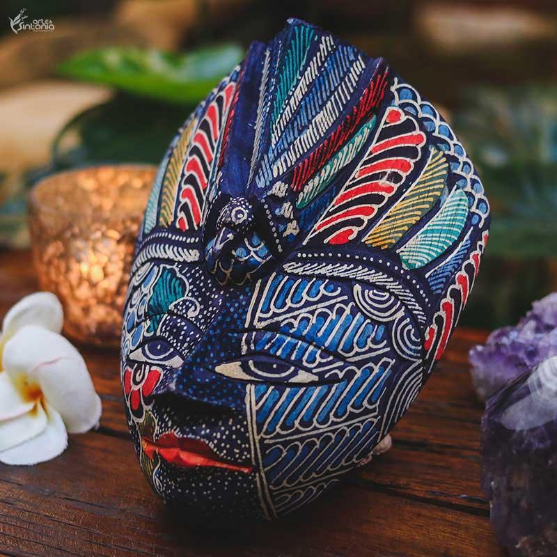 Máscara decorativa artesanal de Bali feita em madeira entalhada com pintura colorida seguindo a técnica tradicional de Batik.