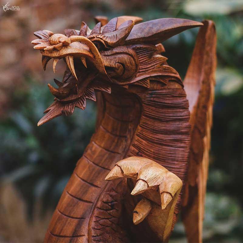 Trabalho manual de Bali: técnica de escultura em bloco único de madeira suar para figuras míticas. 