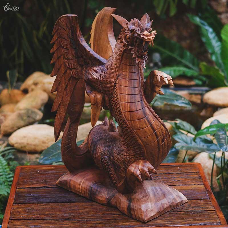 Objeto de decoração mística da Arte e Sintonia: dragão alado esculpido em madeira nobre. 