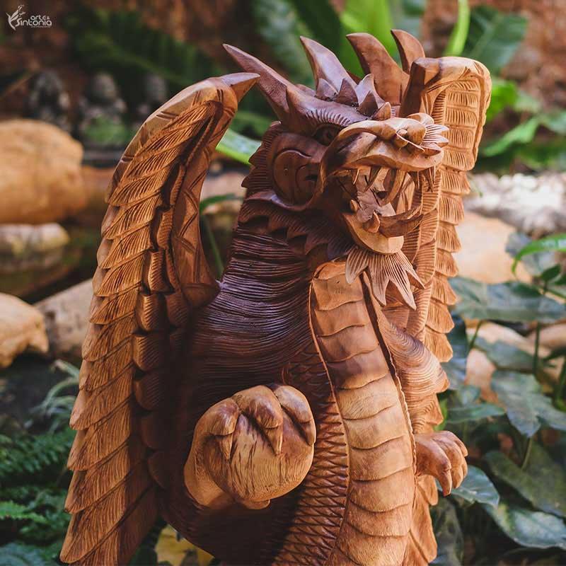Peça exclusiva importada de Bali: dragão alado entalhado em madeira para home decor de impacto. 