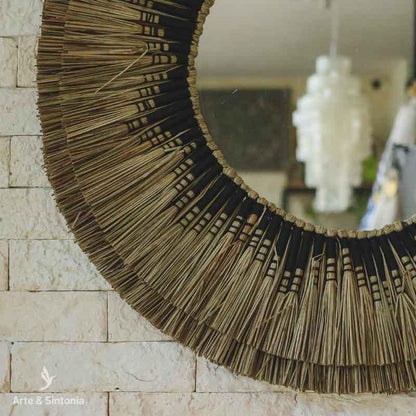 boho-round-natural-fiber-mirror-wall-art-bali-espelho-redondo-moldura-rustica-mandala-parede-palha-natural-desfiada-1espelho-fibras-naturais-boho-fibra-natural-artesintonia-decoracoes-artesintonia-bali-indonesia-redondo-80cm-3