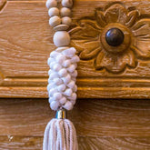 boho-mobile-decorativo-colar-artesanal-contas-madeira-conchas-naturais-ethnic-home-decor-white-tassel-mobile-4