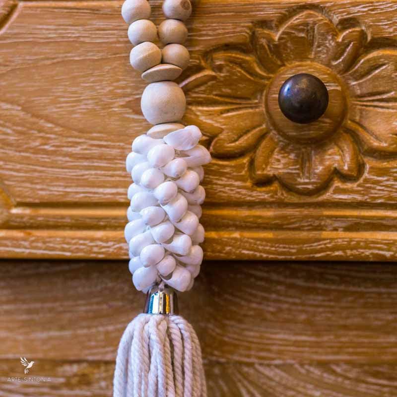 boho-mobile-decorativo-colar-artesanal-contas-madeira-conchas-naturais-ethnic-home-decor-white-tassel-mobile-4