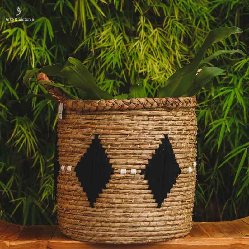 Cestaria artesanal com fibra natural e beleza no trançado manual – Arte ...