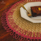 descanso-prato-rustic-round-sousplat-juta-rustico-rosa-velho-artesanato-fibra-natural-brasileiro