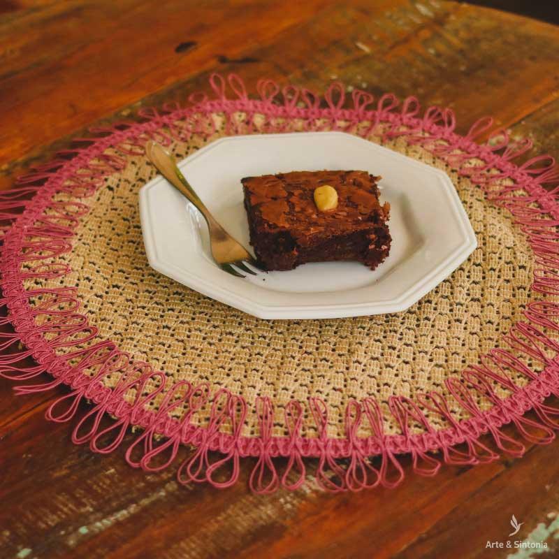 descanso-prato-rustic-round-jute-sousplat-redondo-juta-rustico-rosa-velho-artesanato-fibra-natural-brasileiro
