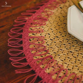 descanso-prato-rustic-round-jute-old-pink-sousplat-redondo-juta-rustico-rosa-velho-magenta-artesanato-fibra-natural-brasileiro