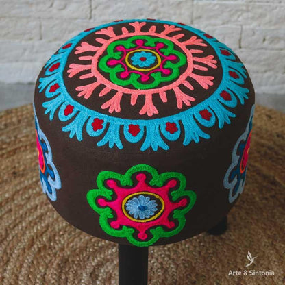 banquinho-puff-indiano-marrom-floral-flores-bordado-home-decor-decoracao-decoracao-indiana-artesintonia-2
