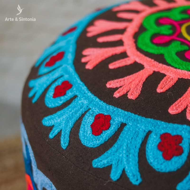 banquinho-puff-indiano-marrom-floral-flores-bordado-home-decor-decoracao-decoracao-indiana-artesintonia-4
