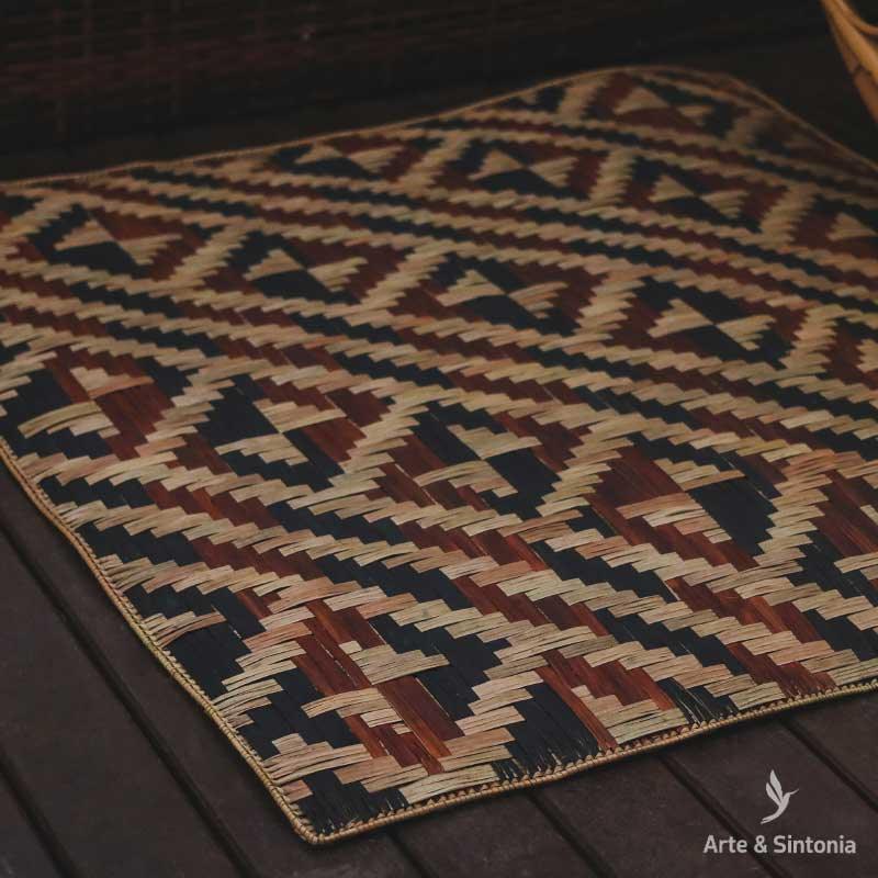 tapete capacho quadrado escuro fibras naturais trancado indigena aborigem home decor decoracao etnica etnico artistas exclusivos artesanato brasileiro artesintonia cultura geometria tribal