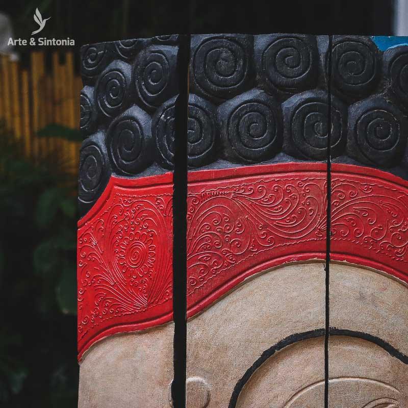 placa buda buddha arte decorativa artdecor bali art balines indonesia decoracao zen parede artesanal artesanato vermelho azul preto colorido madeira entalhada entalhado esculpido esculpida wood