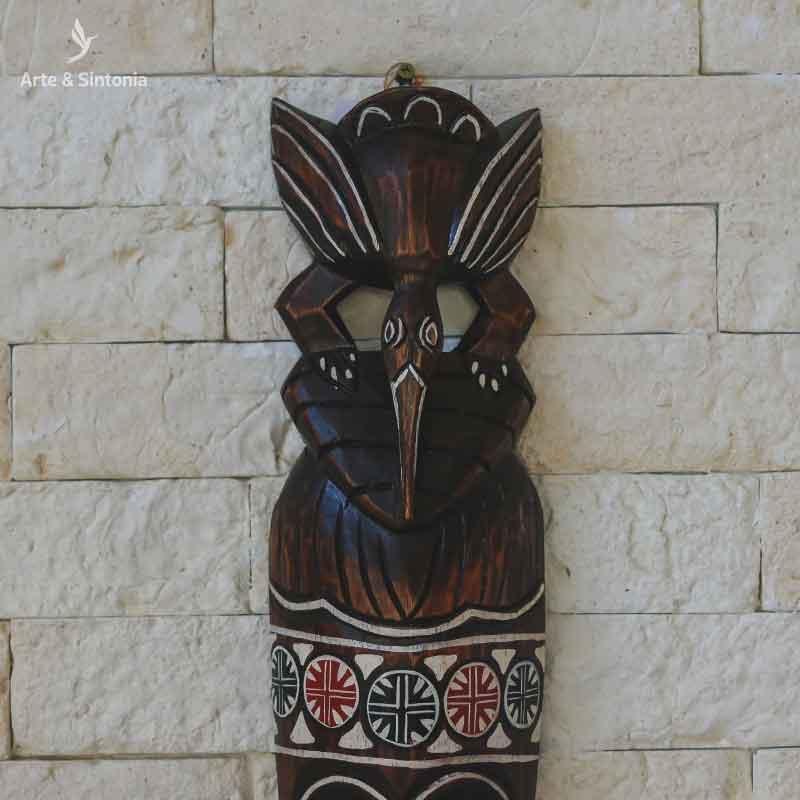 Escultura em madeira máscara Burung artesanal com traços tribais.