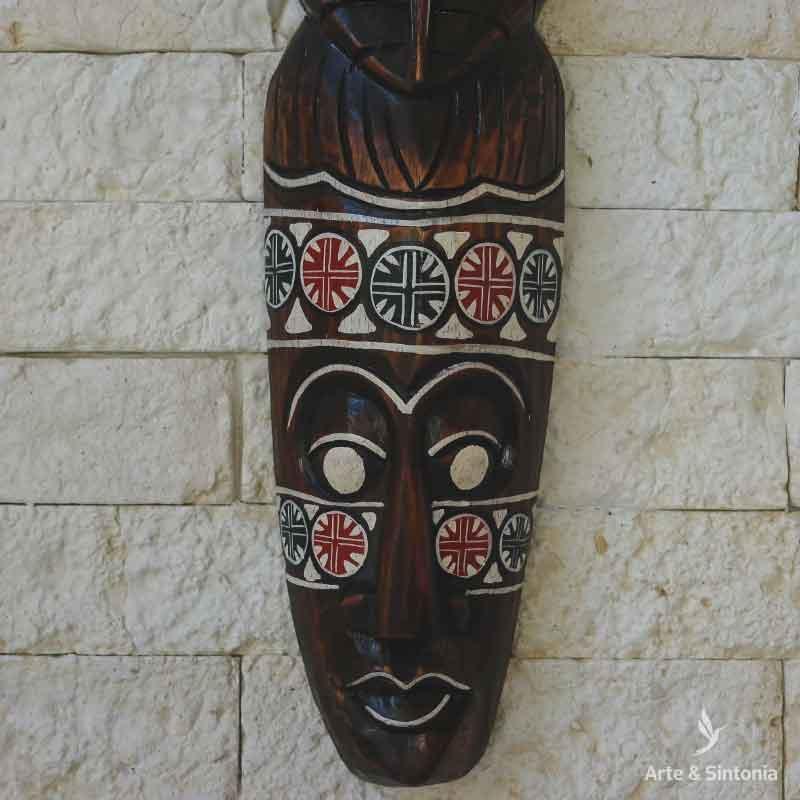 Máscara Burung em madeira com entalhes étnicos e pintura artesanal.