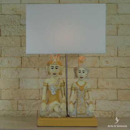 abajur luminaria balinesa casal javanes objetos etnicos decorativos indonesia decoracao artesintonia madeira iluminaria de mesa pastel 3