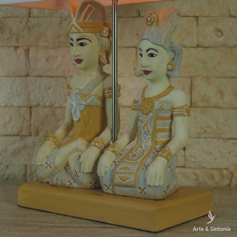 abajur luminaria balinesa casal javanes objetos etnicos decorativos indonesia decoracao artesintonia madeira iluminaria de mesa pastel 6