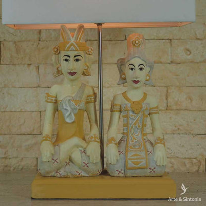 abajur luminaria balinesa casal javanes objetos etnicos decorativos indonesia decoracao artesintonia madeira iluminaria de mesa pastel 4