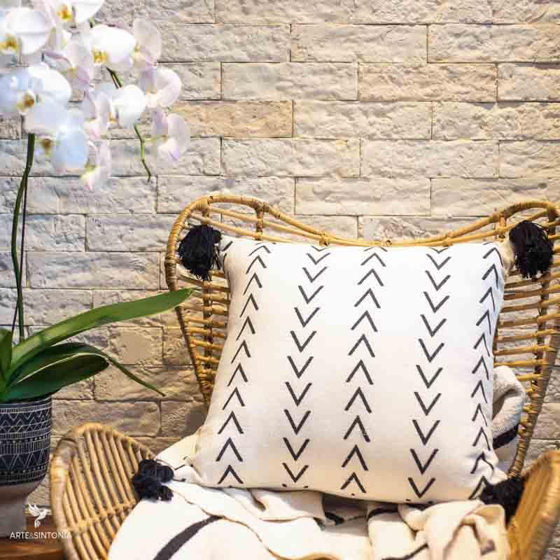 almofada-etnica-pompom-na-ponta-retangular-minimalista-home-decor-decoracao-textil-artesanal-bali-balines-indonesia-artesintonia-1