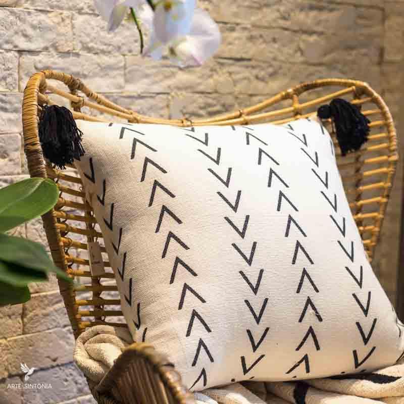 almofada-etnica-pompom-na-ponta-retangular-minimalista-home-decor-decoracao-textil-artesanal-bali-balines-indonesia-artesintonia-4