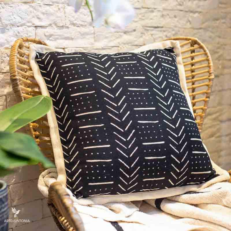 almofada-preta-quadrada-home-decor-decoracao-textil-artesanal-bali-balines-indonesia-artesintonia-3