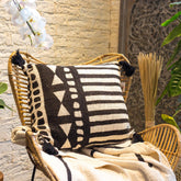 almofada-etnica-preta-pompom-na-ponta-retangular-minimalista-home-decor-decoracao-textil-artesanal-bali-balines-indonesia-artesintonia-1