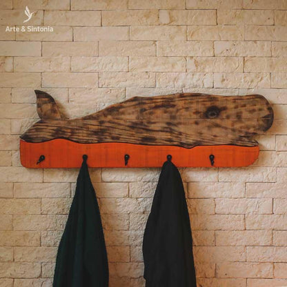 cabideiro-baleia-laranja-madeira-home-decor-decoracao-parede-artesanal-artesanato-brasil-artesintonia-1