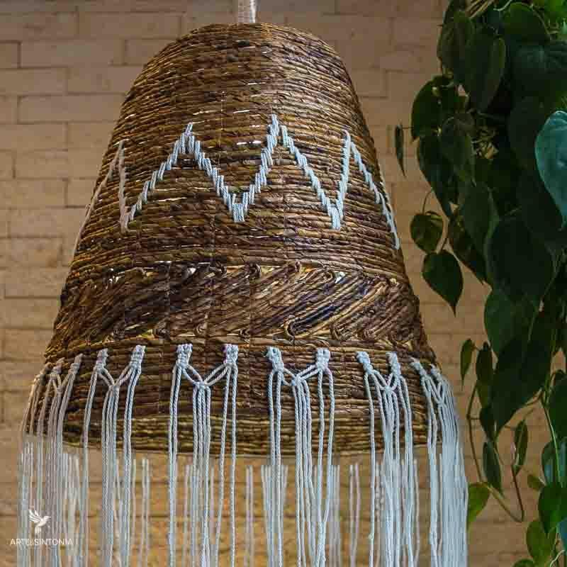 Luminária pendente com estrutura de fibra vegetal estilo boho 