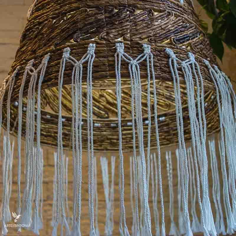 Luminária boho com acabamento artesanal e material ecológico 