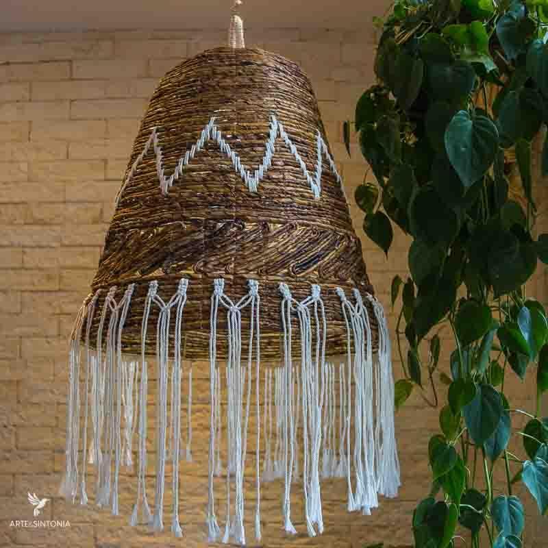 Luminária artesanal boho feita com fibras naturais e trançado manual 