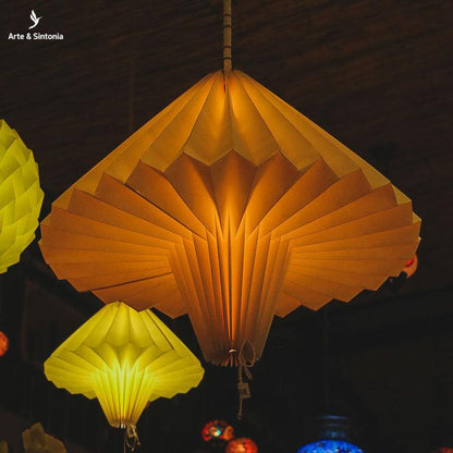 lustre luminaria pedente grande ambar cozinha papel mache arte decorativa artesanato feito a mao brasil lamps home decor casa lar design brasileiro