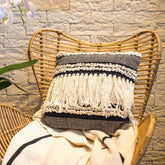 almofada-indiana-boho-preta-branca-home-decor-decoracao-decorativa-artesanal-artesanato-indiano-artesintonia-textil-2