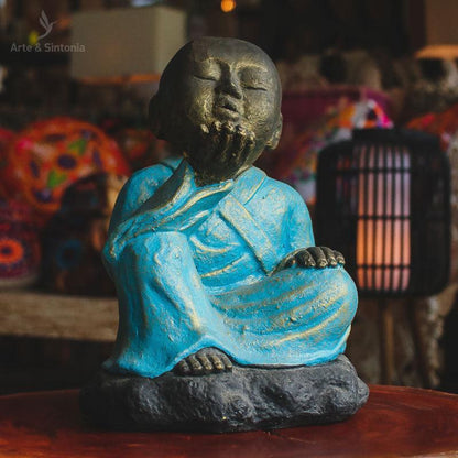 monge sentado roupa azul mandando beijo decorativo decor decoracao zen budista budismo bali balines fibrocimento zen decor