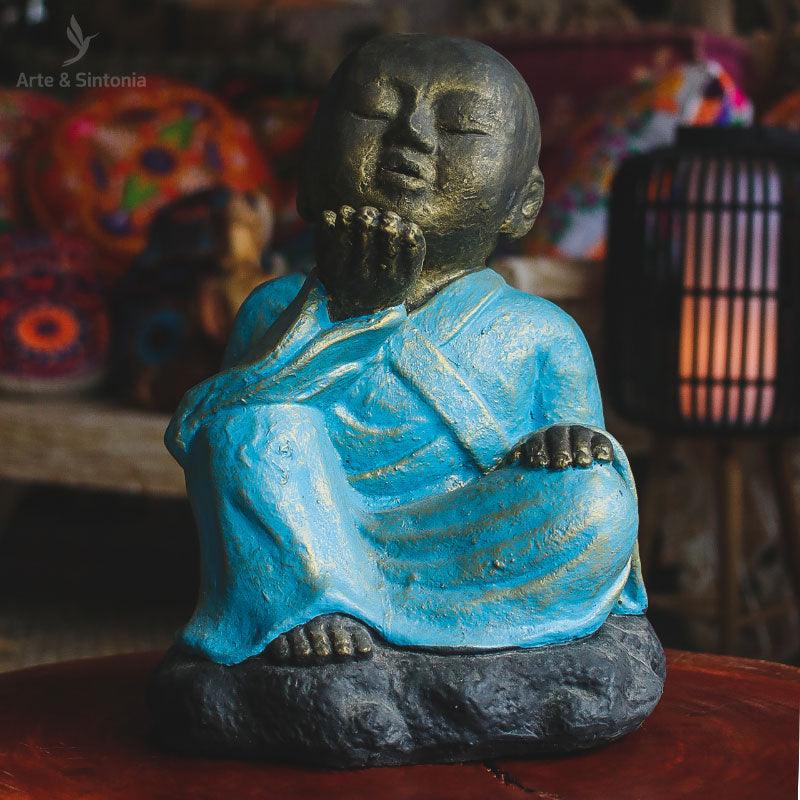 monge sentado roupa azul mandando beijo decorativo decor decoracao zen budista budismo bali balines fibrocimento zen decor