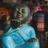 monge sentado roupa azul mandando beijo decorativo decor decoracao zen budista budismo bali balines fibrocimento zen decor