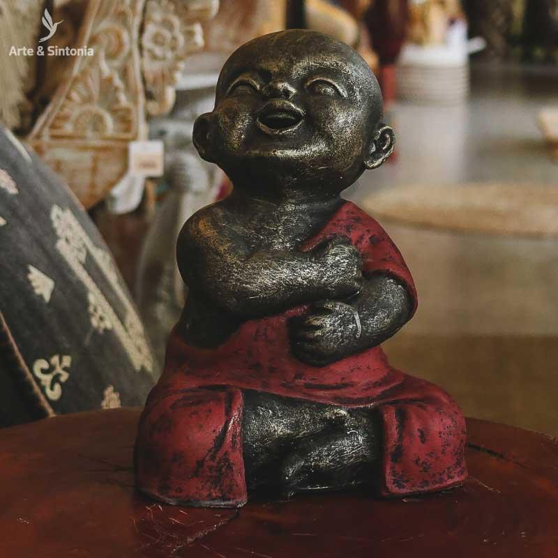 escultura monge hotei decorativa decor decoracao sorrindo sentado manto vermelho home decor garden zen buda budismo buddha bali balines indonesia artesanato handmade fibrocimento