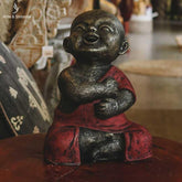 escultura monge hotei decorativa decor decoracao sorrindo sentado manto vermelho home decor garden zen buda budismo buddha bali balines indonesia artesanato handmade fibrocimento