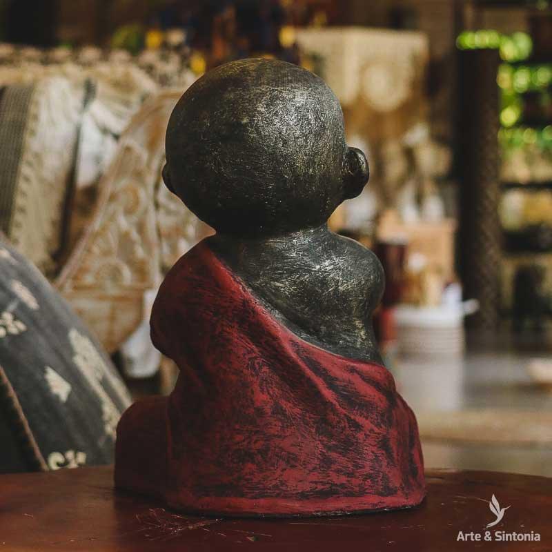 escultura monge hotei decorativa decor decoracao sorrindo sentado manto vermelho home decor garden zen buda budismo buddha bali balines indonesia artesanato handmade fibrocimento